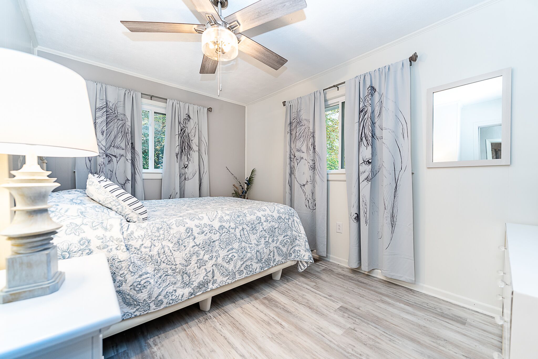 3 habitaciones, escritorio, tabla de planchar con plancha y wifi gratis 