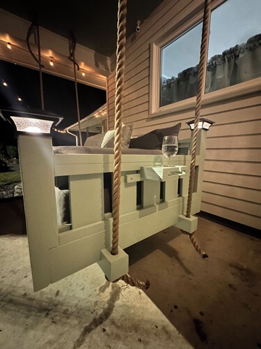 Charming farmhouse nestled within the breathtaking Uwharrie National Forest! 