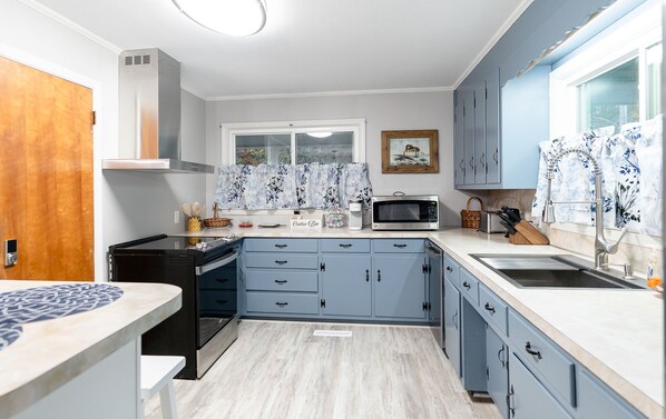 ثلاجة، ميكروويف، فرن، موقد طهي مسطح