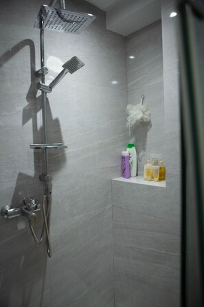 Hair dryer, towels, soap, shampoo - Appartement Convivial et Sans vis à vis (Casablanca)