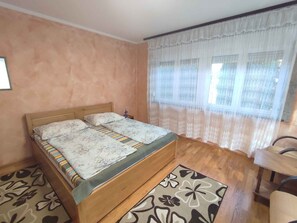 6 bedrooms, WiFi - Holiday home with outdoor pool and air conditioning (Balatonszárszó)