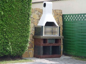 Property grounds - Holiday home with outdoor pool and air conditioning (Balatonszárszó)