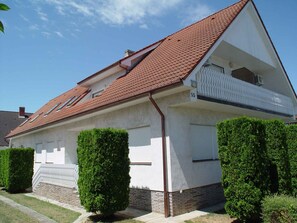 Exterior - Holiday home with outdoor pool and air conditioning (Balatonszárszó)