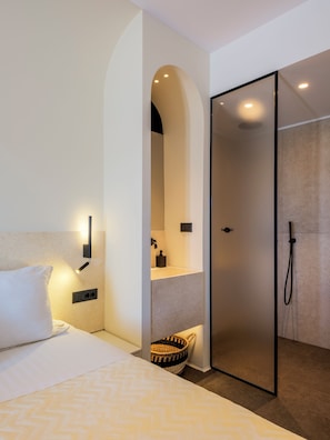 Shower, rainfall showerhead, free toiletries, hair dryer