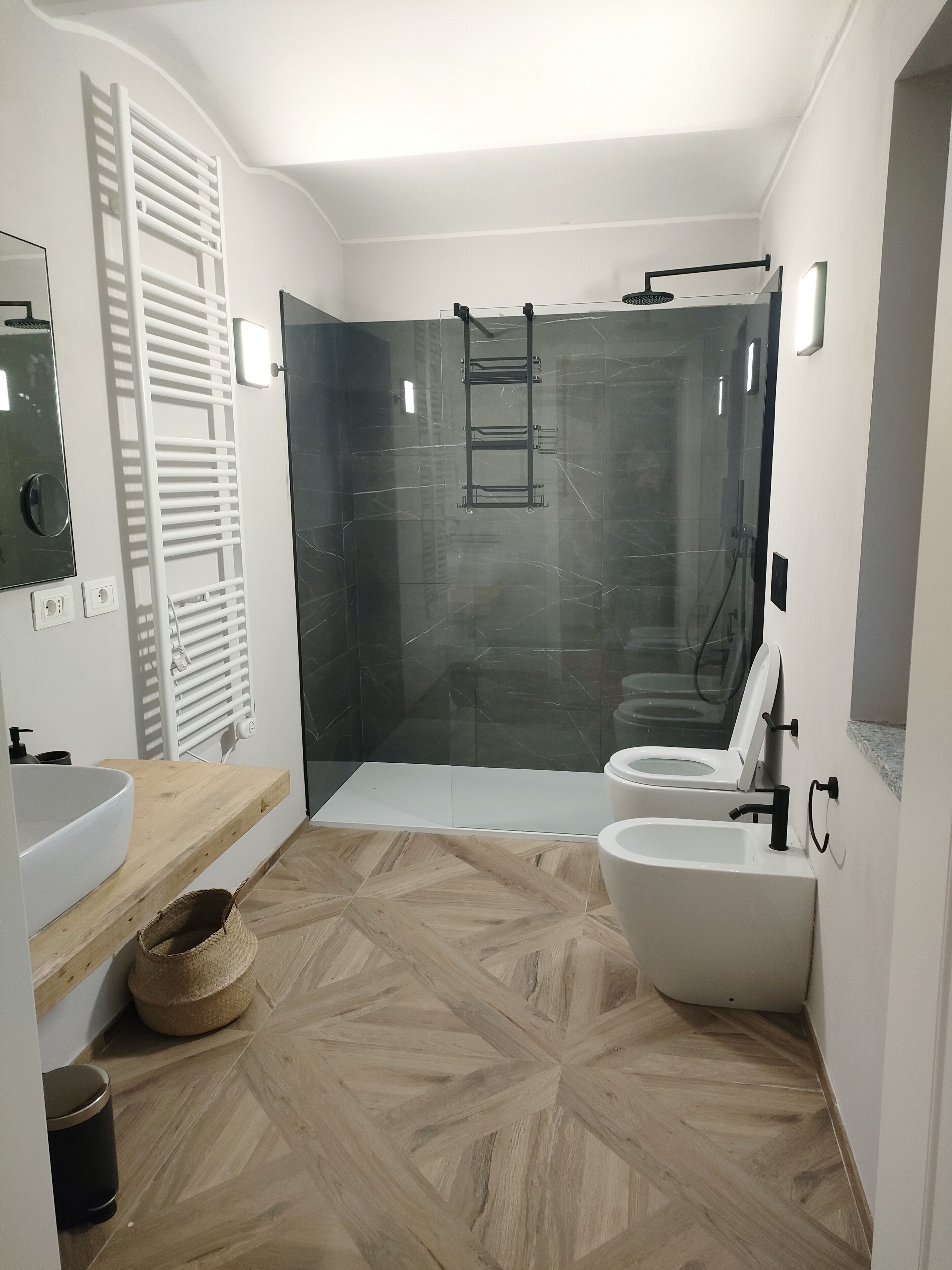 Premium tweepersoonskamer | Badkamer | Een douche, gratis toiletartikelen, een haardroger, een bidet