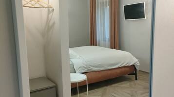 Habitación doble Premium | Edredón, camas con pillow-top, muebles diferentes y escritorio