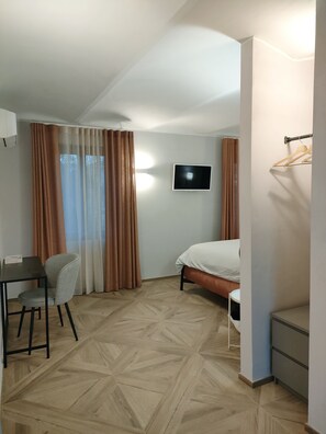 Premium Double Room | Down duvets, pillow-top beds, individually furnished, desk - Miravigne House - Casa di Campagna (Castagnole delle Lanze)