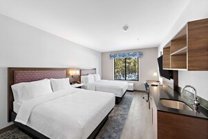 Een bureau, verduisterende gordijnen, een strijkplank/strijkijzer