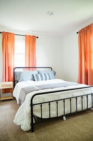 3 habitaciones, tabla de planchar con plancha y cuna de viaje 