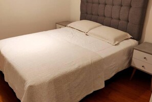 4 habitaciones, tabla de planchar con plancha, wifi y ropa de cama 