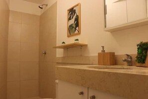 Dusche, Haartrockner, Handtücher, Seife