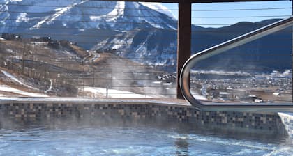 New! Ski-in/Out Condo with Hot Tub and Great Views! The Ski Haus