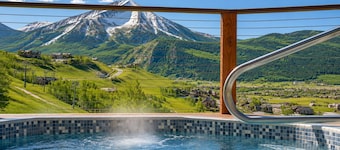 Ski-In/Out Condo with Hot Tub & Mountain Views! The Ski Haus