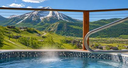 Ski-In/Out Condo with Hot Tub & Mountain Views! The Ski Haus