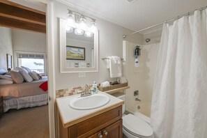 Douche, sèche-cheveux, serviettes fournies, savon