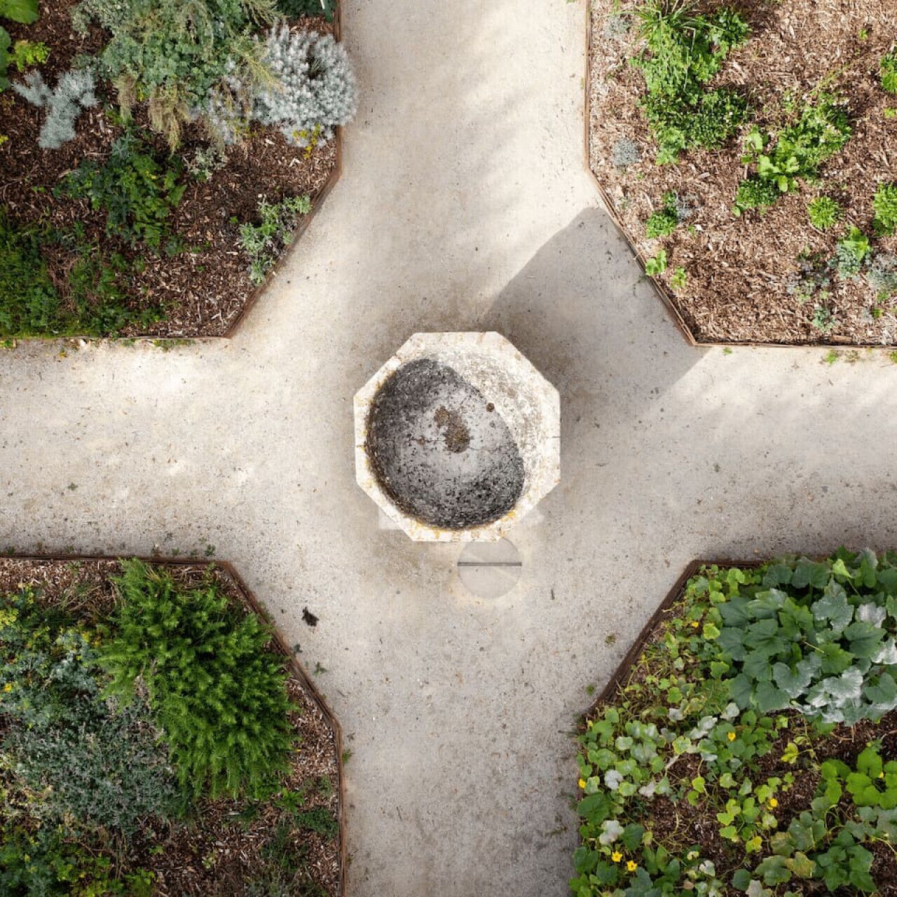 Una intersección en forma de cruz con una jardinera octogonal en el centro.
