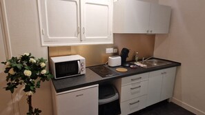 Fridge, microwave, stovetop, coffee/tea maker