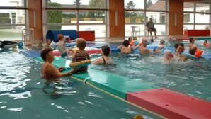 Une piscine intérieure dotée de plusieurs couloirs, où l’on peut nager et s’amuser.