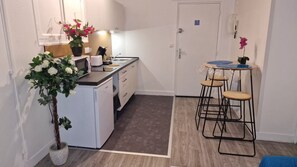 Køleskab, mikrobølgeovn, kogeplade, kaffe-/temaskine