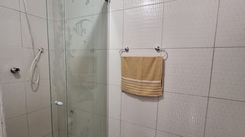 Chuveiro, toalhas de banho