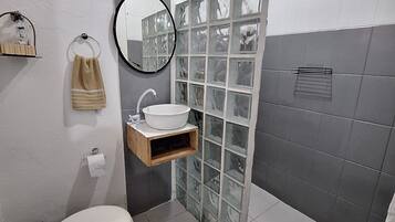 Chuveiro, toalhas de banho