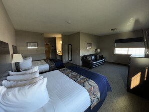 Pillowtop beds, individually decorated, individually furnished, desk - Garner Inn & Suites (Garner)