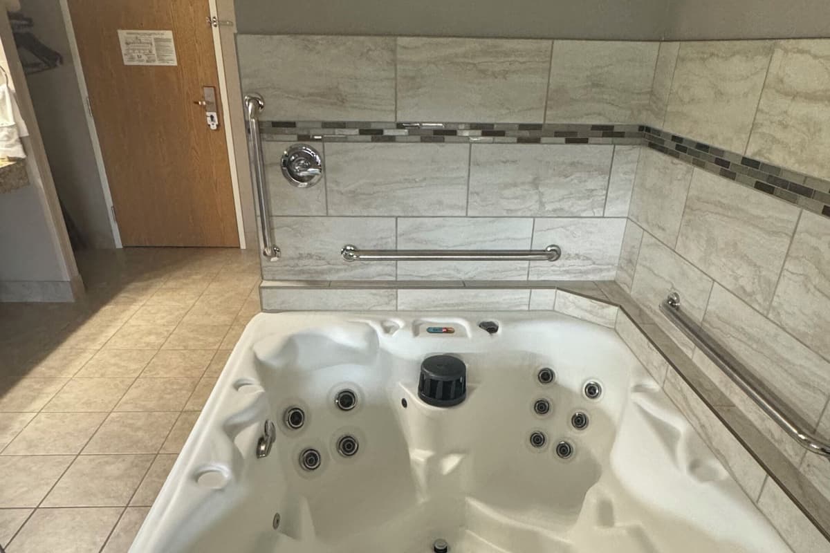 Royal Suite King with Whirlpool Hot Tub, Recliner and Pullout Couch | Pillowtop beds, desk, iron/ironing board, rollaway beds (surcharge)