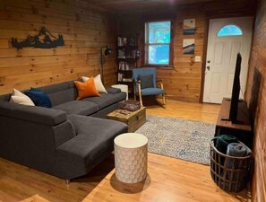 TV, DVD player, ping pong, books - Cedar Cabin With Stunning View Sleeps 4+ (Russellville)