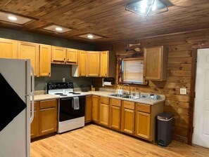 Fridge, microwave, oven, stovetop - Cedar Cabin With Stunning View Sleeps 4+ (Russellville)