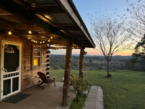 Cedar Cabin With Stunning View Sleeps 4+