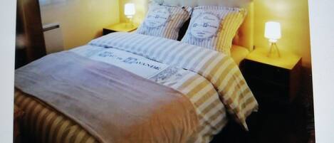 1 slaapkamer, een strijkplank/strijkijzer, beddengoed