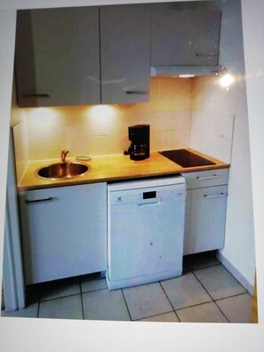 Kjøleskap, mikrobølgeovn, kokeplater og oppvaskmaskin