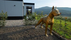 Un bâtiment moderne à la façade blanche et doté d’une petite fenêtre.