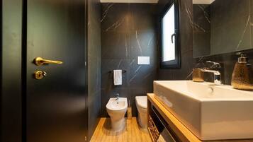 SĂšche-cheveux, serviettes fournies