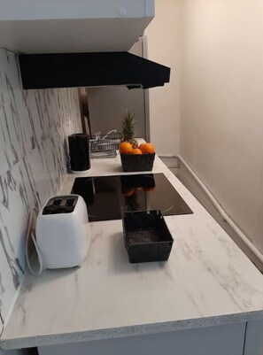 Kühlschrank, Mikrowelle, Ofen, Herdplatte