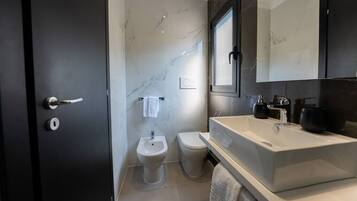 SĂšche-cheveux, serviettes fournies