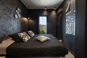 11 bedrooms, WiFi, bed sheets - Passion Suite with Garden and Whirlpool (SCARLINO)