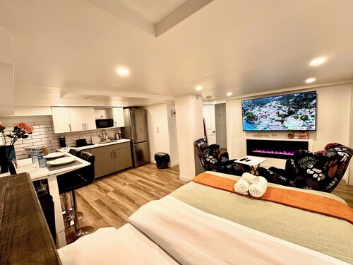 
Pvt Studio near Fairway Mall & Waterloo Airport. Downtown in few minutes