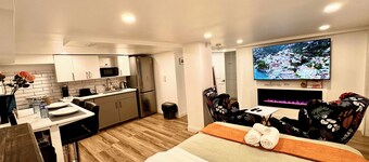 Pvt Studio near Fairway Mall & Waterloo Airport. Downtown in few minutes