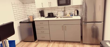 Frigorífico, microondas, cafetera o tetera y hervidor eléctrico