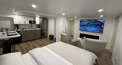 Pvt Studio near Fairway Mall & Waterloo Airport. Downtown in few minutes