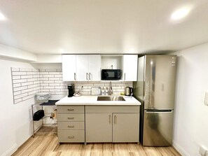 Fridge, microwave, coffee/tea maker, electric kettle - 
Pvt Studio near Fairway Mall & Waterloo Airport. Downtown in few minutes (Kitchener)