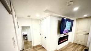 A modern living room with a flat-screen TV mounted on the wall, a fireplace, and wooden flooring. -
Pvt Studio near Fairway Mall & Waterloo Airport. Downtown in few minutes (Kitchener)