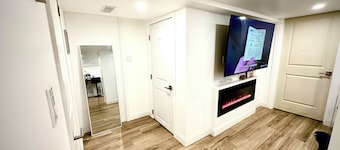Pvt Studio near Fairway Mall & Waterloo Airport. Downtown in few minutes