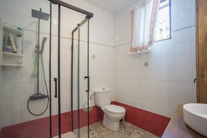 Een douche, handdoeken