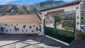 A building with a tiled roof and a green gate. - Casa Abuela - House in the countryside with pool (Vega de San Mateo)