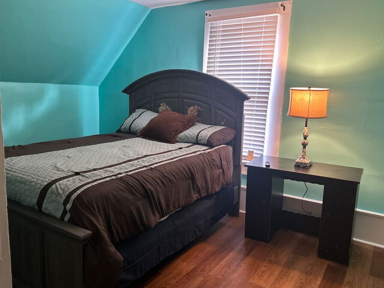 4 室のベッドルーム、WiFi (無料)、ベッドシーツ