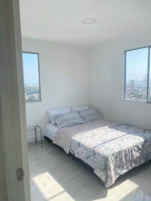 3 bedrooms, iron/ironing board, WiFi, bed sheets