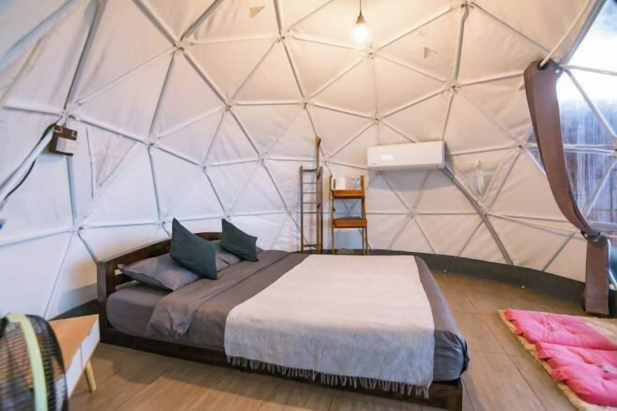 1 bedroom, bed sheets