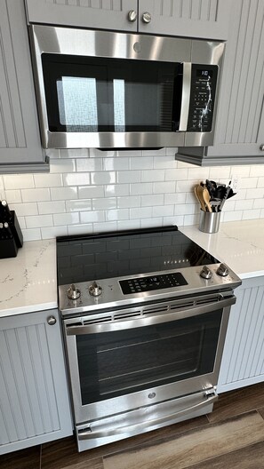 Réfrigérateur, four à micro-ondes, un four, surface de cuisson